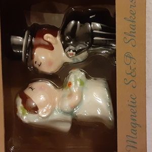 Westland Giftware Kissing Bride/Groom salt/pepper shakers white/black New in Box